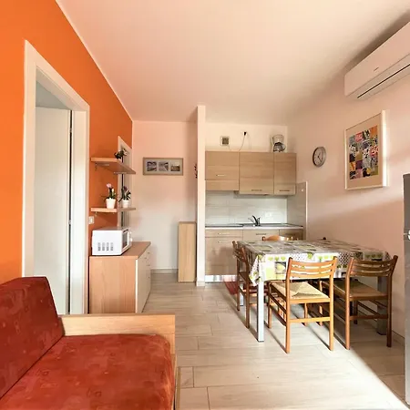 First Floor Flat With Terrace And Pool Access Apartamento