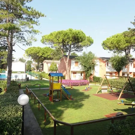First Floor Flat With Terrace And Pool Access *