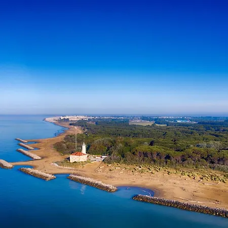 First Floor Flat With Terrace And Pool Access *