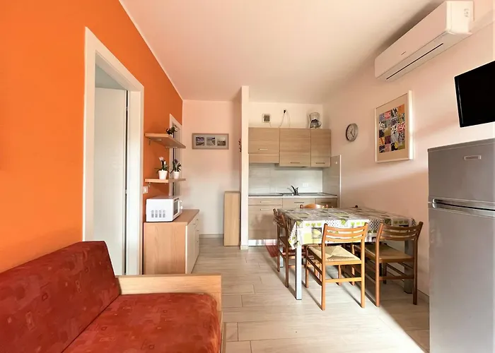 First Floor Flat With Terrace And Pool Access Apartment